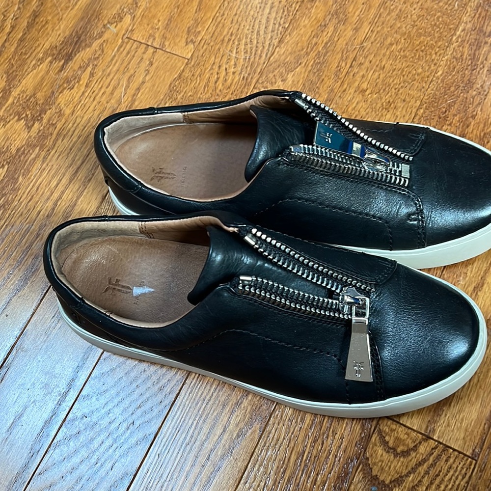 Frye 6.5 black leather sneakers
